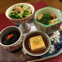 巽蕎麦 志ま平 - 前菜。海苔の佃煮が特に美味。
