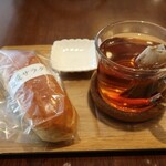 モンパルナス - 料理写真:高菜サラダパンと紅茶(ホット)