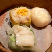 赤坂璃宮 銀座店 - お次は3種の点心！
                エビはぷりっぷりで皮のかんじも好き。
                ふたつ目はしいたけの香りとプチプチした食感が楽しい。
                
                帆立のシュウマイは緑がオシャレ！
                
                