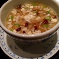 赤坂璃宮 銀座店 - なめこと豆腐のスープはとろみがよく、ほっこりします。
                