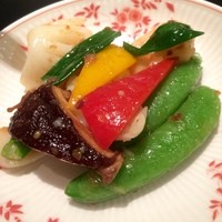 赤坂璃宮 銀座店 - 2種海鮮と季節野菜のXO醬炒めはスナップえんどうがシャッキシャキ！
                  下処理も丁寧です。
                  イカとしいたけの柔らかさにびっくり！
                  味は濃い目で貝柱が香りをよく出しています。
                  
                  エビもぷりぷり！！
                  
                  
