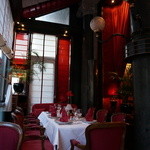 Restaurant Rote Bar - 通り側の席