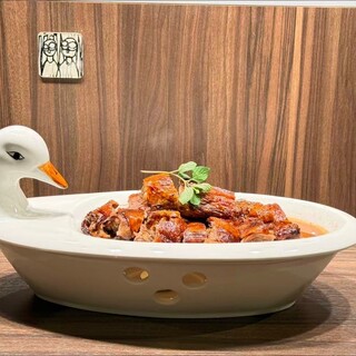 希少なガチョウのローストをお手軽に。蜂蜜が決め手の叉焼も
