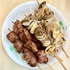 もつやき 登運とん - 左タン、右シロ（小腸）