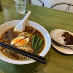 インディアン - 料理写真:スパイシーそば 800円、ミニカレー 200円（いずれも税込）