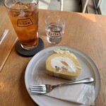 ノミガワスイーツ - 料理写真:日向夏たっぷり米粉スフレロール 650円、さしま紅茶のアイスティー 450円（いずれも税込）