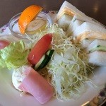 Coffee House Rocky - 卵サンド2切れとハムサンド2切れ、野菜サラダ、ポテトサラダ、目玉焼き、フルーツが盛られたプレート