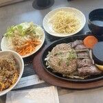 ステーキハウスWINNERs - 料理写真:テンダーステーキ100g＆国産牛100%ハンバーグ  お惣菜