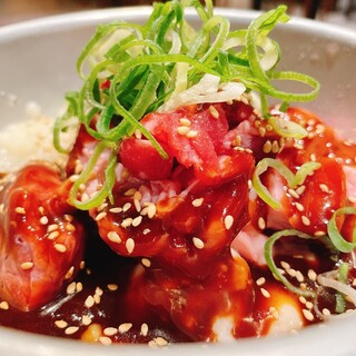 【自慢の小腸、シマチョウ、フワ、中落ちカルビのお肉が一皿で】