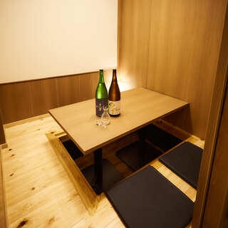 周囲を気にせず食事と会話を楽しめる個室席