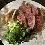 炭火焼肉 焼きしゃぶ にく式 - ミョウガとカイワレ使った薬味ハラミ