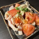 炭火焼肉 焼きしゃぶ にく式 - ガツとハチノスのトマトサラダ