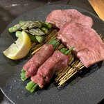 炭火焼肉 焼きしゃぶ にく式 - 牛タン、ネギ巻き牛タン