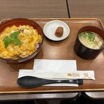 鶏三和 - 料理写真:香草美水鶏親子丼、鶏そばセット、1,089円＋330円。