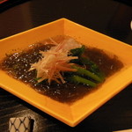 東條 - ヒラメの昆布〆と糸もずくのすだちジュレ