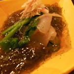 東條 - ヒラメの昆布〆と糸もずくのすだちジュレ