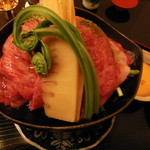 東條 - 春野菜（うるい・こごみ・せり・新筍）と阿波牛のすき焼き