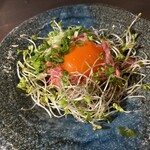炭火焼肉 焼きしゃぶ にく式 - 牛ユッケ
