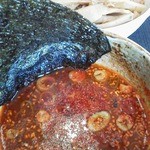 越前若狭つけ麺工房 海猫屋 - 【辛つけ麺】に、更に七味をプラス!!　なぜ？かって～辛くないからさっ!!