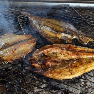 ブランド牡蠣やホッケなど、地元で獲れた新鮮な海の幸が勢揃い！