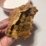 メイカセブン - 遠赤ローストのカレーパンは辛さもなく万人に愛される味わい。
ほんのり甘めの生地にゴロゴロ野菜が印象的でした。