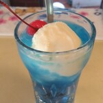 エンゼル - 吸い込まれそうなコバルトブルーの「クリームソーダ 550円」