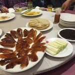 天厨菜館 - 『北京ダック』様まずはチャイナドレスの横に大きな女の古が取り分けてくれます(笑)