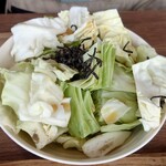 こだわりから揚げの酒処 くらふと - キャベツの塩昆布サラダ