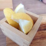 こだわりから揚げの酒処 くらふと - 〼で用意されたカットレモン