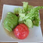 こだわりから揚げの酒処 くらふと - アボカドトマトサラダ