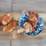 こだわりから揚げの酒処 くらふと - 左:むね肉の醤油唐揚げ辛口　右:手羽先の唐揚げ甘辛
