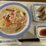 リンガーハット - 料理写真:スモールちゃんぽん+ぎょうざ3個!