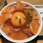 Seafood bar Ermitage - ど迫力のサーモン丼！