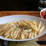 カフェリーブス - Cafe LEAVES ＠本蓮沼 ペンネカルボナーラ 550円 ＋ 小サラダ100円（共に税込）