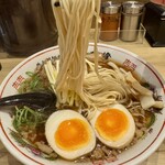 尾道らーめん 燈 - 黄ニララーメン（味玉トッピング）麺アップ