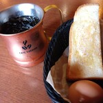 カフェヨシノ - 料理写真:アイスヨシノブレンドとモーニングセット（全景）