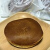 松岡軒 - 中に羽二重餅が入ったどら焼き。餅入りどら焼きはよくありますが、なめらかで繊細な食感の羽二重餅入り。生地もしっとりふわふわでこれは美味しい❤️