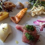 華やかな前菜　左下から時計回りでカリフラワーのブラマンジェ、金時、レンコンのバルサミコ酢煮、里芋とカラスミ、白シメジの木の芽マリネ、紅芯大根、ブリのマリネ壬生菜のサルサヴェルデソース