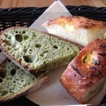 キョウヤ クチーナ イタリアーナ - 自家製明日葉パンとローズマリーのフォカッチャ