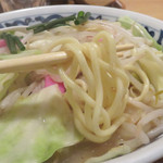 高砂 かい乃 - 麺は、もっちりとプリプリ感が共存してます。
      生パスタ的チャンポン麺です。
      オプションでトッピングの生卵と絡めても美味しいだろうなぁ♪
      