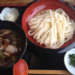 Teuchi Udon Jiyuuseki - あつあつ肉汁つけ麺うどん（冷）の麺普通。手打うどんとお肉たっぷりのつけ汁、グッジョブ！