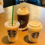 スターバックス・コーヒー - ドリンク写真:Sスターバックスラテ437円（左）　ほうじ茶ラテ（右）