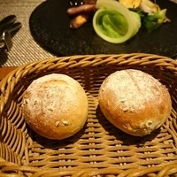 オッジ ダルマット 西麻布店 - ゴマのパン