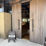 TOKYO FARM VILLAGE FARM BASEL - 大きな木の扉を開けて入店。