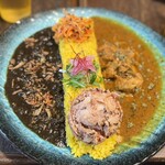 スパイシーカリーハウス半月 - A+B二種盛り(エビポテトサラダトッピング)
