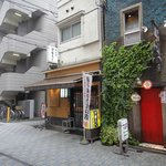 伊勢ろく - たまに行くならこんな店は、神田駅の近くにある
      鶏料理専門店の地鶏焼伊勢ろく本店です。