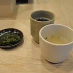 伊勢ろく - 親子丼を注文後、メインの親子丼が出てくる前に
      鶏団子が入ったお吸い物と刻んだ漬物にお茶が出てきたので
      鶏の出汁が効いたお吸い物とお茶を飲みながらしばらく待っていると
