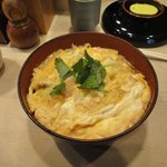 伊勢ろく - 早速その親子丼を頂くと、卵はやわふわで肉は旨みがあって美味しく
      汁気が多い親子丼のため、サラサラとあっさり食すことができます。