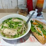 バインミー☆サンドイッチ 神保町店 - Ａセット(ミニ豚肉フォー・ミニエビアボカドバインミー)1,080円。全然「ミニ」ではない。