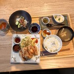 鳥安 - 暖かいほうじ茶のポットがあります